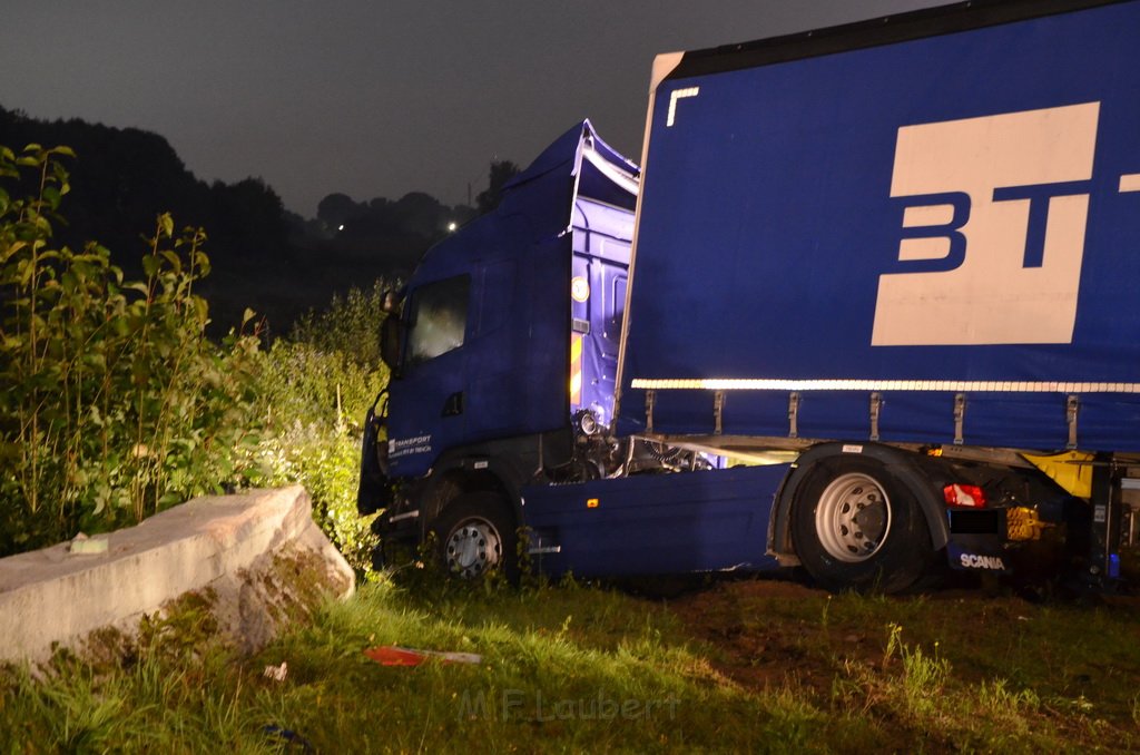 VU LKW umgestuerzt Feldkassel Industriestr Robert Boschstr P234.JPG